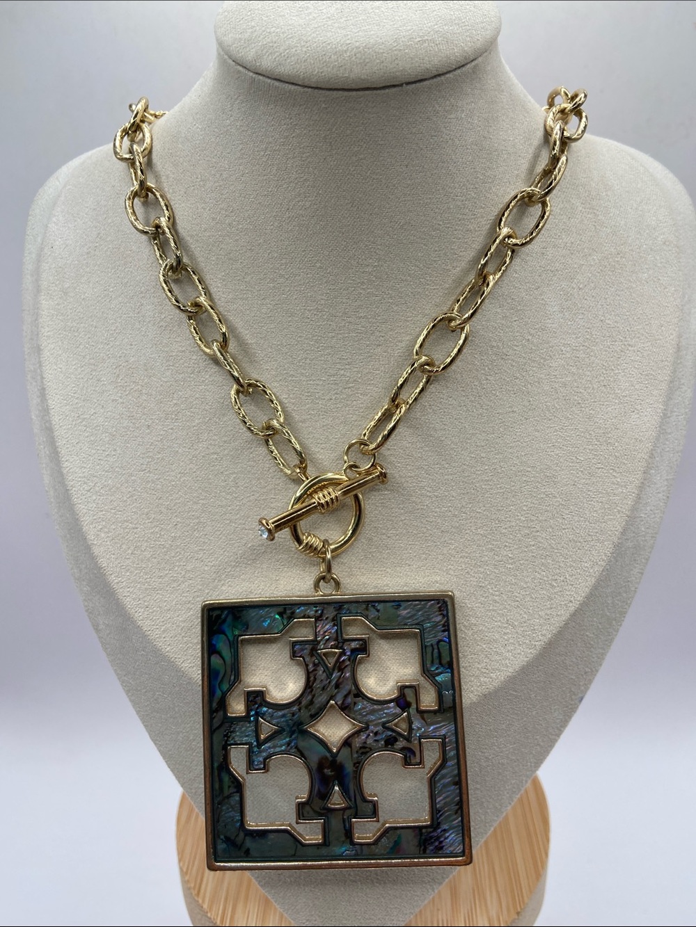 Gold Tone Oval Chain Link Necklace With Reversible Faux Abalone Inlay Pendant